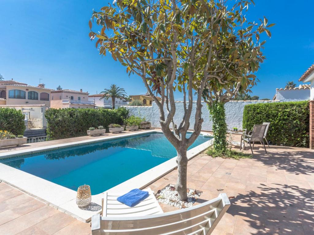 Bazén v ubytovaní Holiday Home Falconera by Interhome alebo v jeho blízkosti