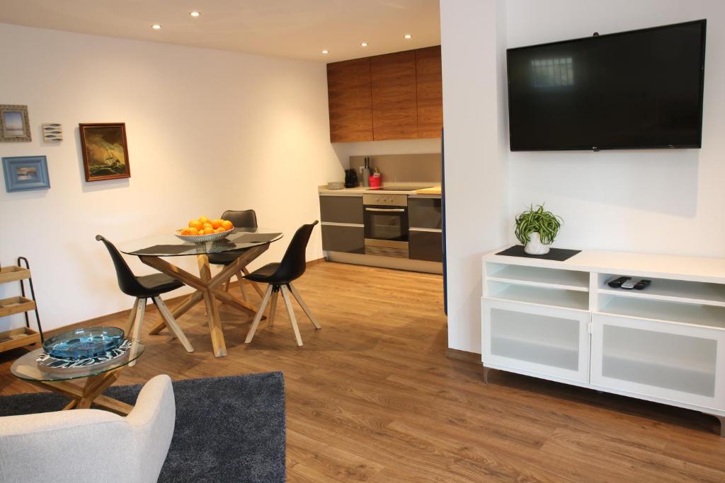 Pine Tree Seaside Apartments 500m to Beach - 17