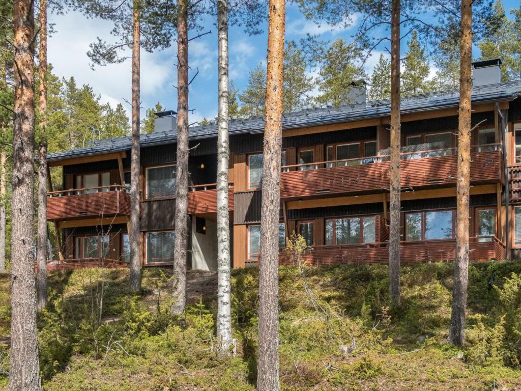LahdenperäにあるHoliday Home Tuija by Interhomeの森の家の外観