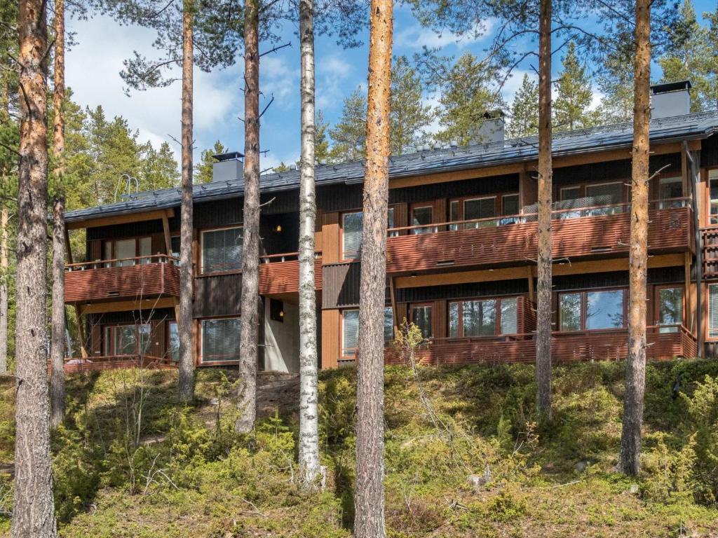 eine Außenansicht eines Hauses im Wald in der Unterkunft Holiday Home Tuija by Interhome in Lahdenperä