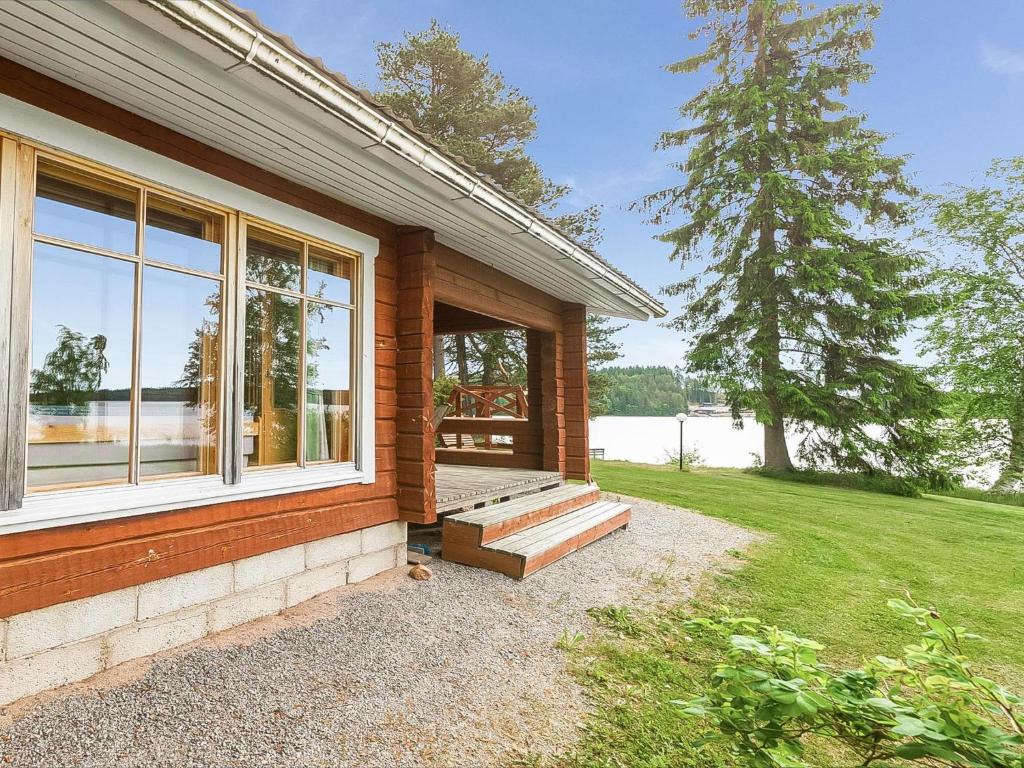 SipsiöにあるHoliday Home Katajainen by Interhomeの大きな窓のある家