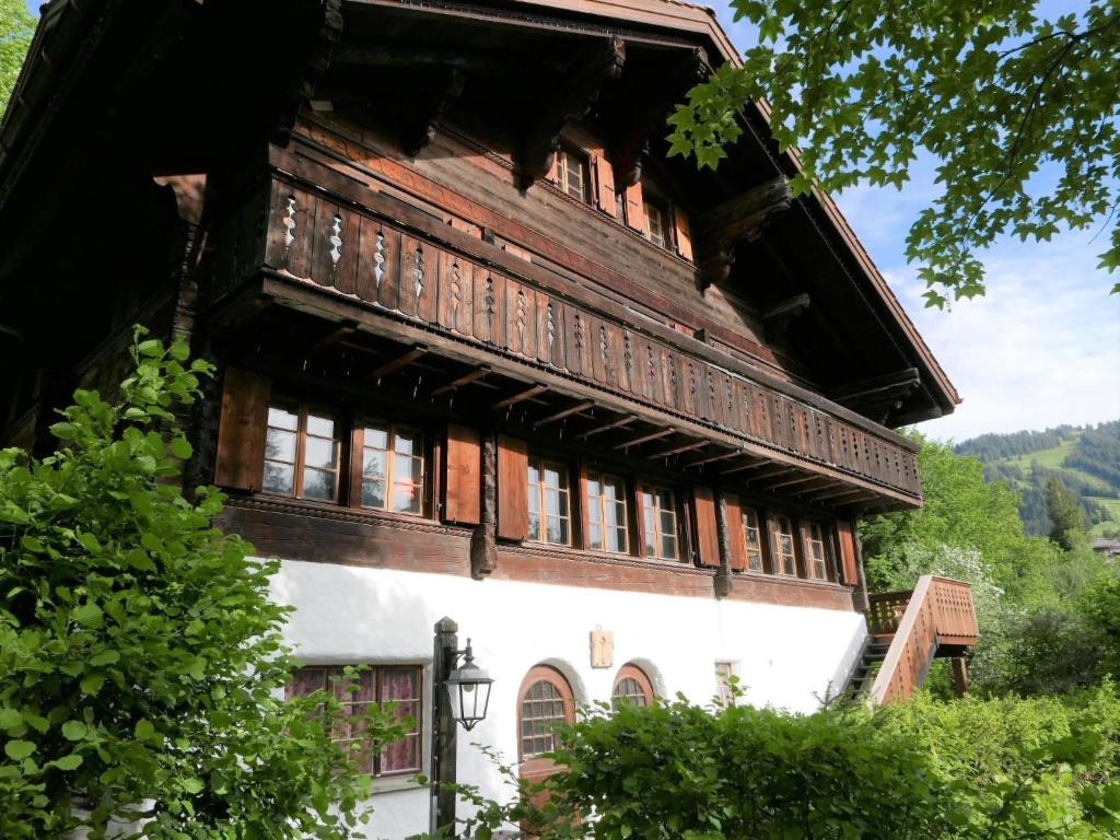 um antigo edifício de madeira com janelas e árvores em Apartment Tree-Tops- Chalet by Interhome em Gstaad
