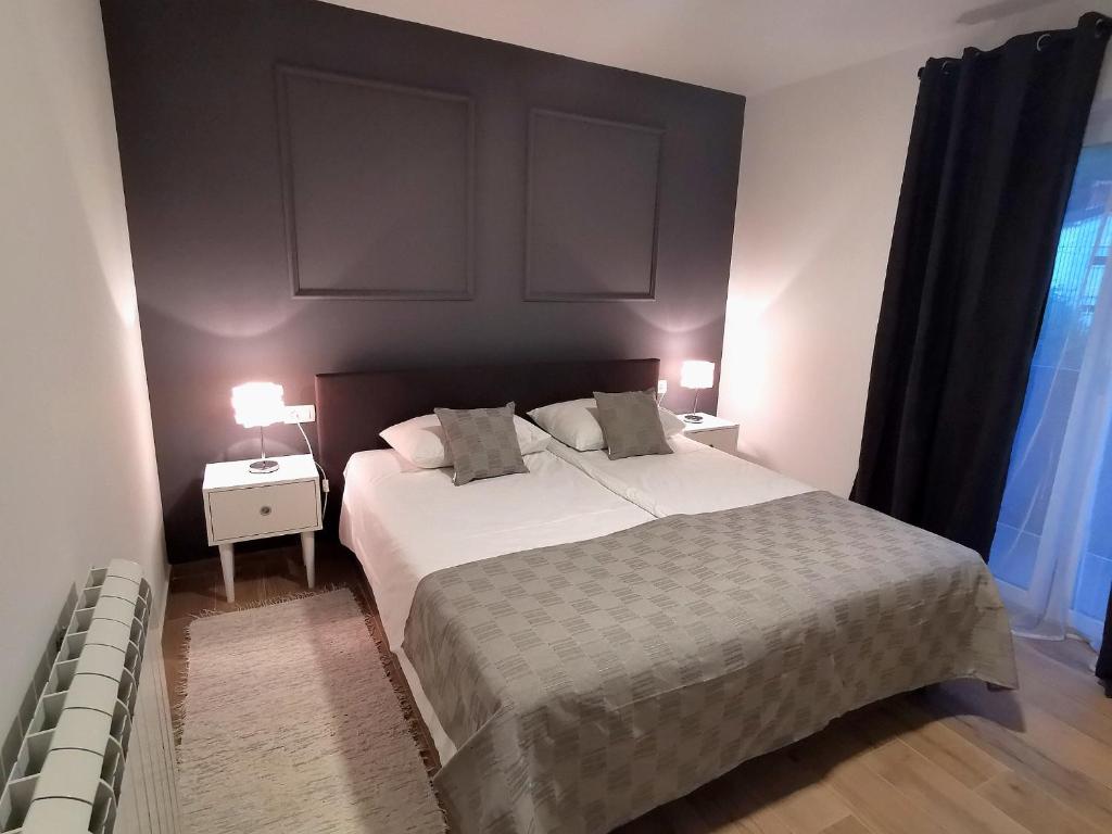 Tempat tidur dalam kamar di Apartment Niko