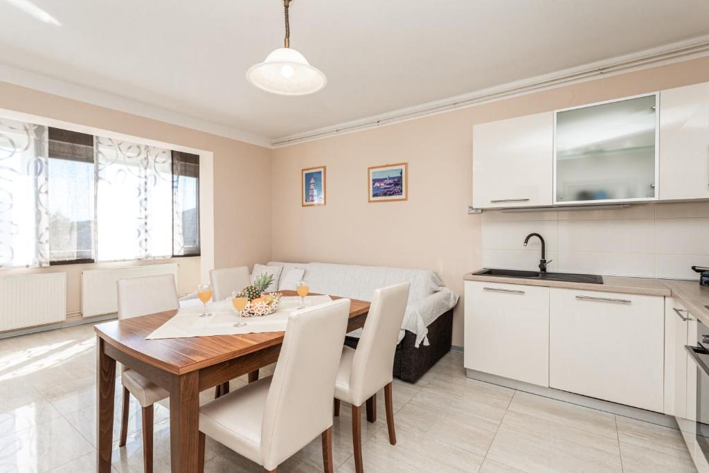 Kuchyň nebo kuchyňský kout v ubytování Apartments Villa Ana