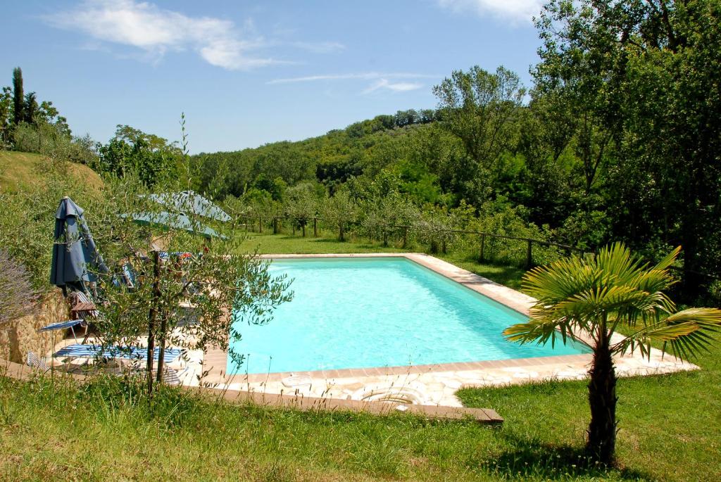 Bazén v ubytování Agriturismo Nibbiano nebo v jeho okolí