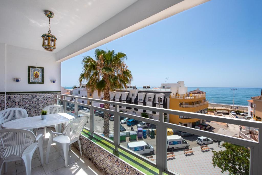 einen Balkon mit einem Tisch und Stühlen sowie Meerblick in der Unterkunft Apartamento Cala Mar in La Cala del Moral
