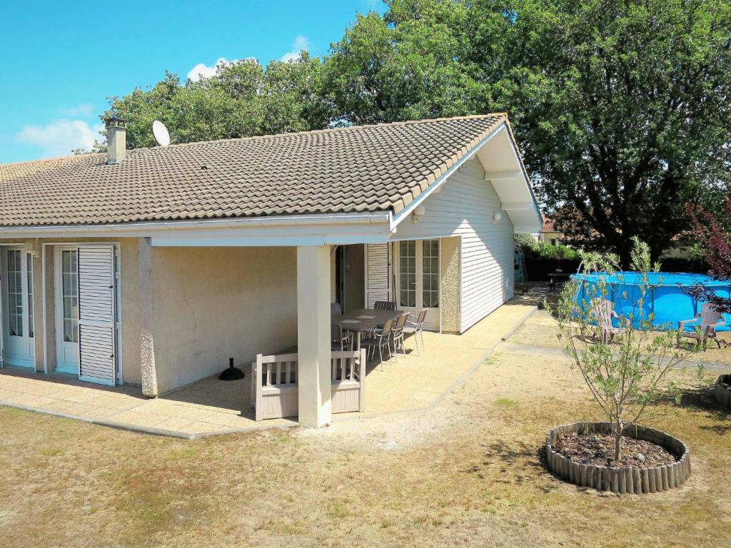 Gallery image of Holiday Home La Julianaise - SUL115 in Soulac-sur-Mer