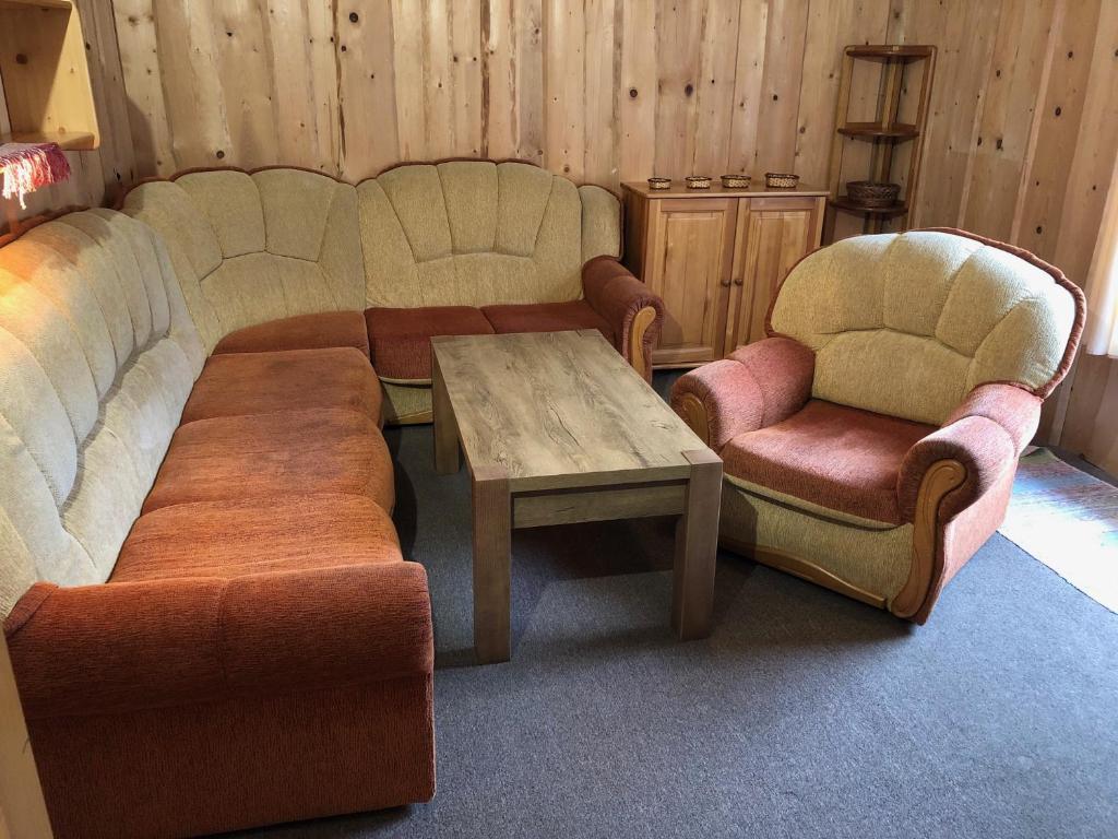 A seating area at Chaty a horský hotel Kožiar