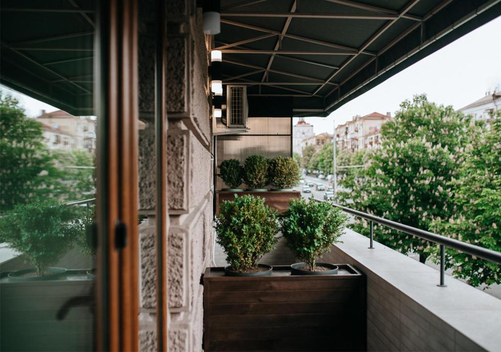 Home Aparts في زاباروجيا: شرفة مع نباتات الفخار على المبنى