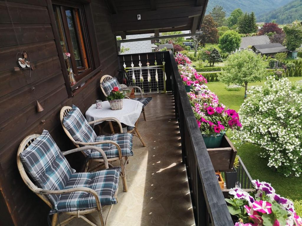eine Veranda mit Stühlen, einem Tisch und Blumen in der Unterkunft Ferienwohnung Daniela in Bad Aussee