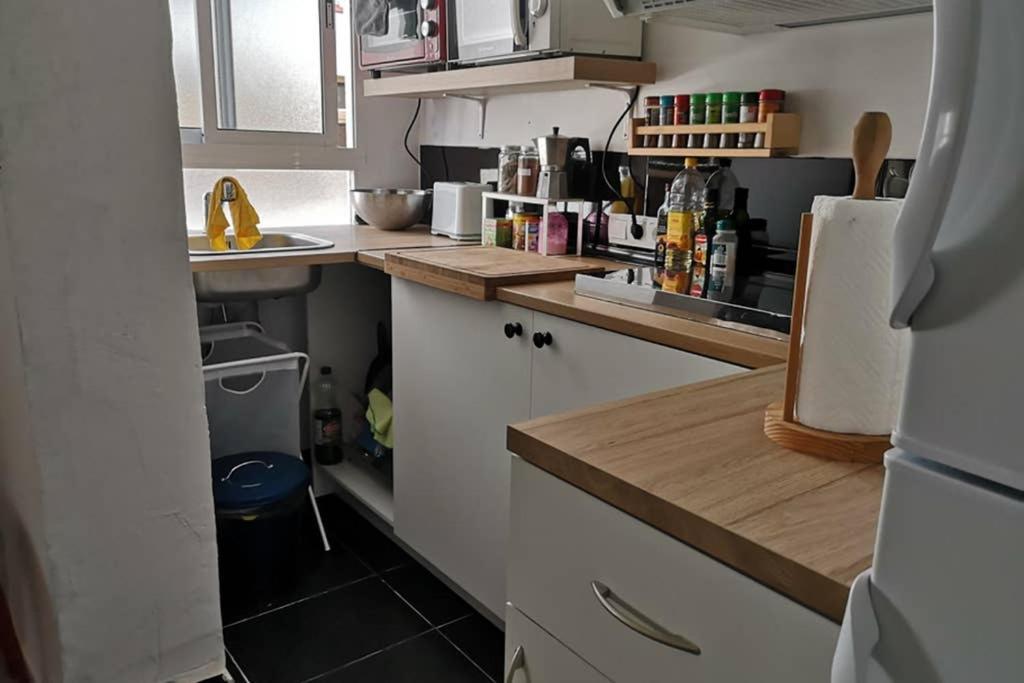 Kuchyňa alebo kuchynka v ubytovaní Apartamento completo, 2min de la playa (El Palo)