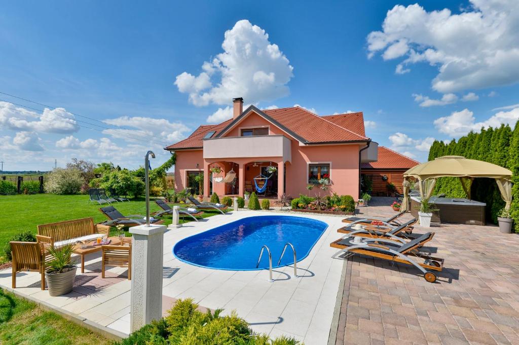 Bazén v ubytování Holiday villa Rita , ideal for families, pool, large childrens playground nebo v jeho okolí