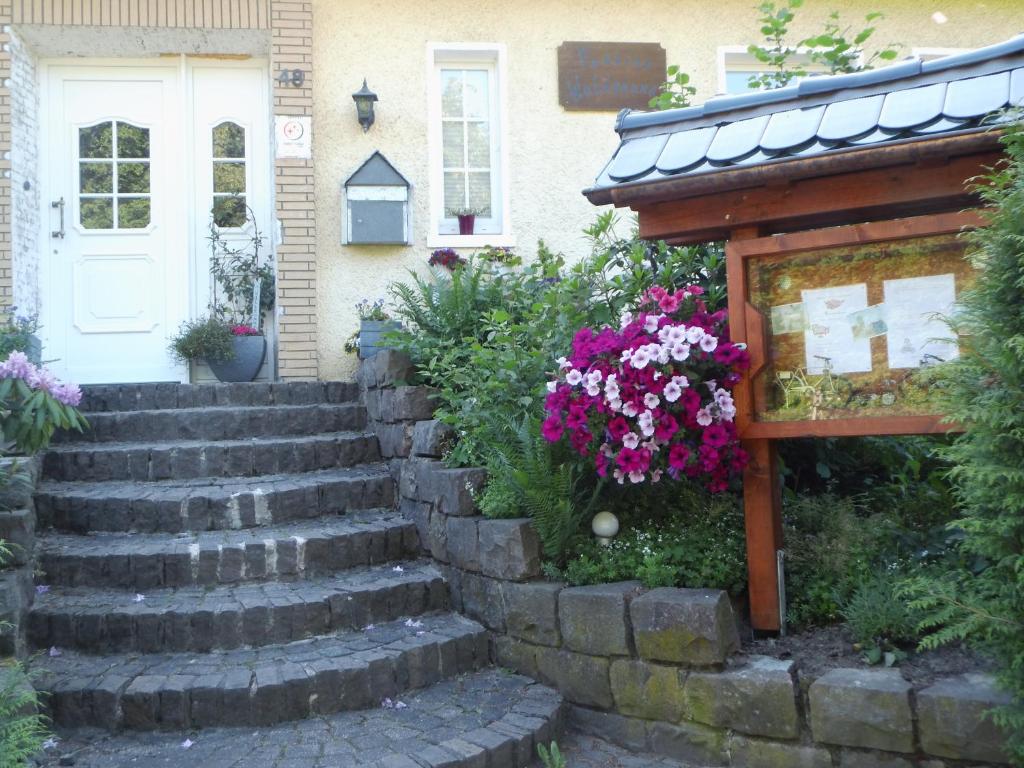 アルンスベルクにあるPension Waldsaunaの玄関口へ続く階段のある家