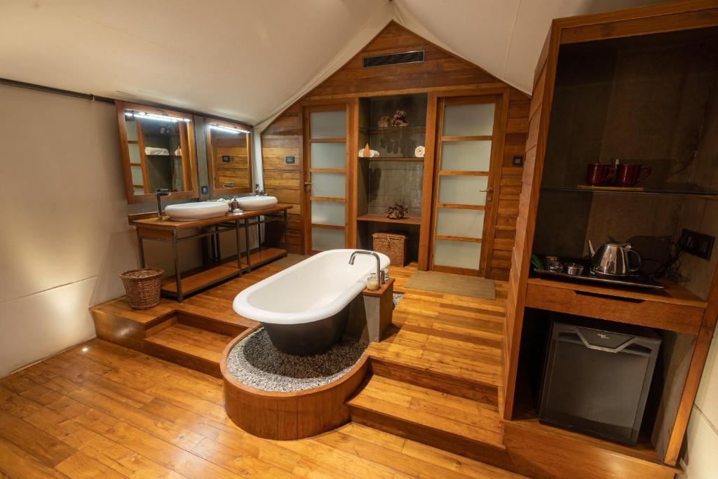 Koupelna v ubytování Kaav Safari Lodge, Kabini
