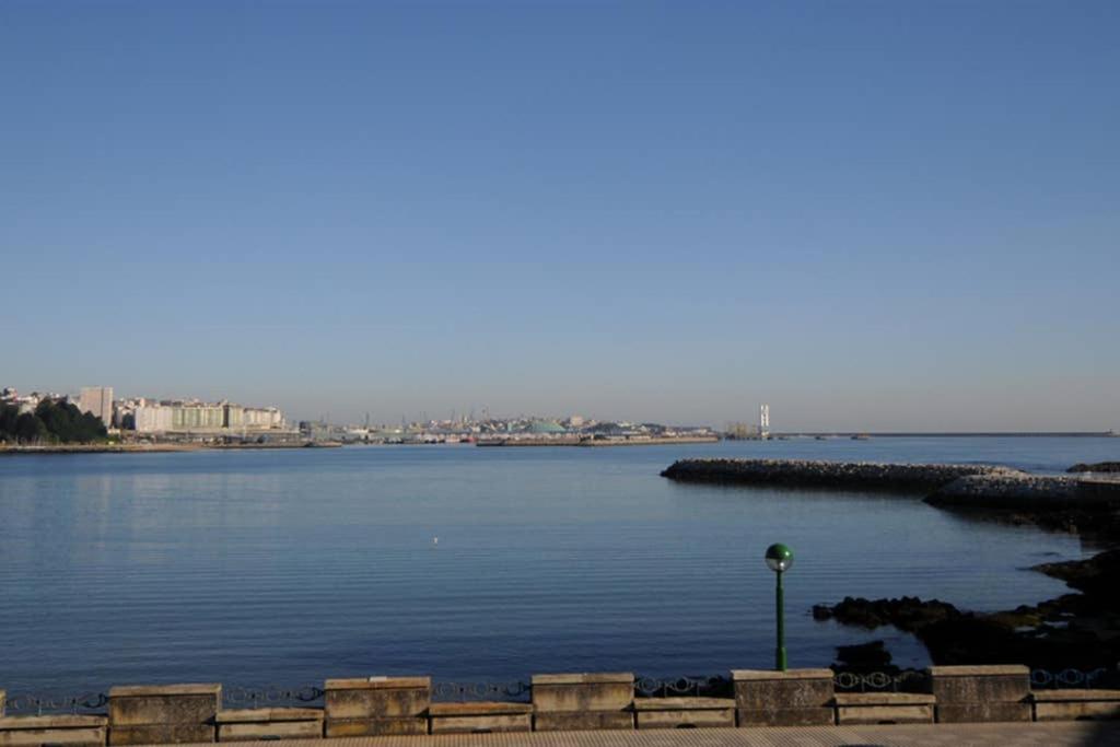 奧萊羅斯的住宿－A Coruña - Playa Santa Cristina, Perillo-Oleiros，享有一大片水景