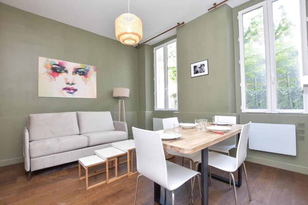 un salon avec une table et un canapé dans l'établissement Cosy apartment - 1BR-4P - Place de la Bastille, à Paris