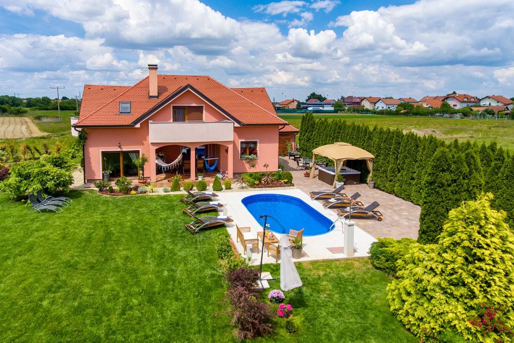 Fotografia z galérie ubytovania Holiday villa Rita , ideal for families, pool, large childrens playground v destinácii Varaždin