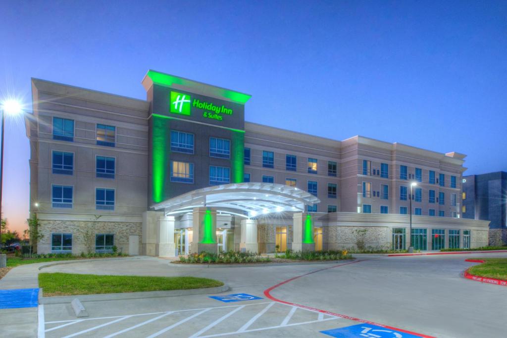 um edifício hospitalar com um sinal verde em Holiday Inn Hotel & Suites - Houston West - Katy Mills, an IHG Hotel em Katy