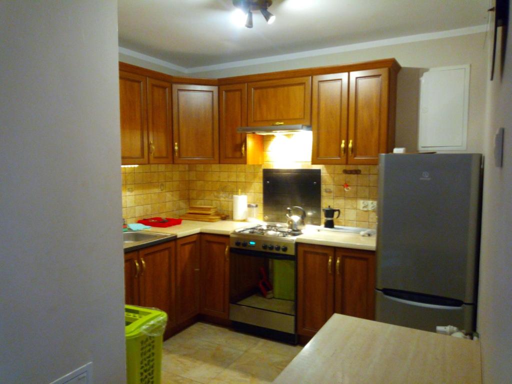 Kuchyňa alebo kuchynka v ubytovaní Świerkowe Chatki - Apartament Kominkowy