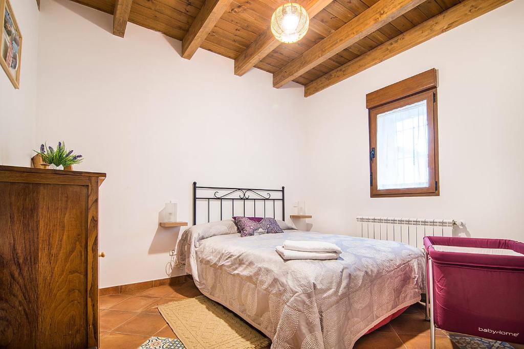 una camera da letto bianca con un letto e una finestra di Casa Rural LAS ABUBILLAS a Mirabueno
