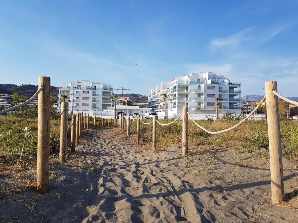 plaża z liną i budynkami w tle w obiekcie Apartamento Lujo Duna Beach w mieście Torrox Costa