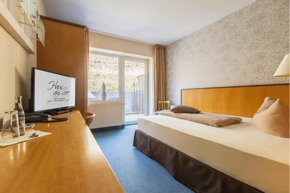 Postel nebo postele na pokoji v ubytování WAGNERS Seehotel Schleusingen