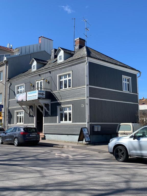 ボリホルムにあるVilla Tullgatan Borgholmの車が目の前に停まった大きな灰色の建物
