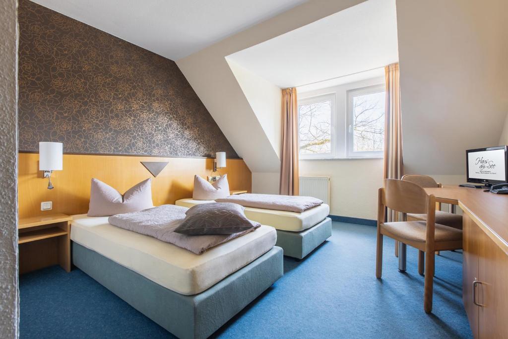 Postel nebo postele na pokoji v ubytování WAGNERS Seehotel Schleusingen