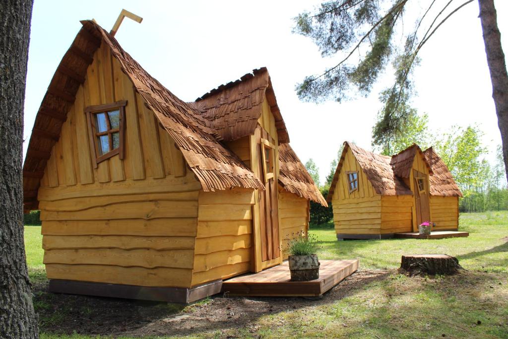a couple of small wooden houses in a yard at Kargaja Kuke Saun & Kämping in Padakõrve