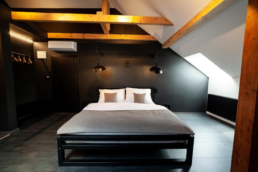 Rúm í herbergi á Apartmány Dačický 2