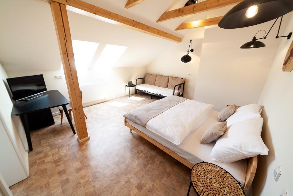 Rúm í herbergi á Apartmány Dačický 2