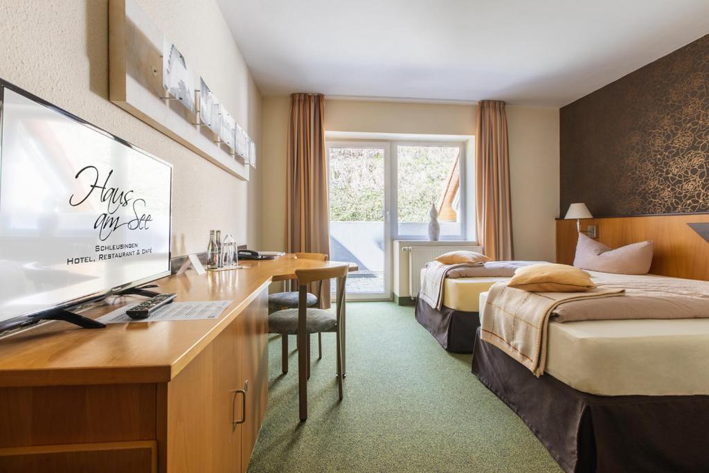 TV a/nebo společenská místnost v ubytování WAGNERS Seehotel Schleusingen