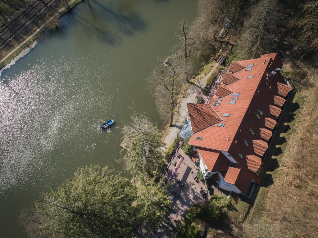 Výhled na řeku, která protéká v blízkosti hotelu