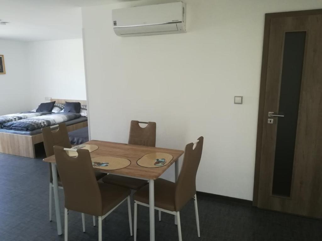Postel nebo postele na pokoji v ubytování Penzion Šápara