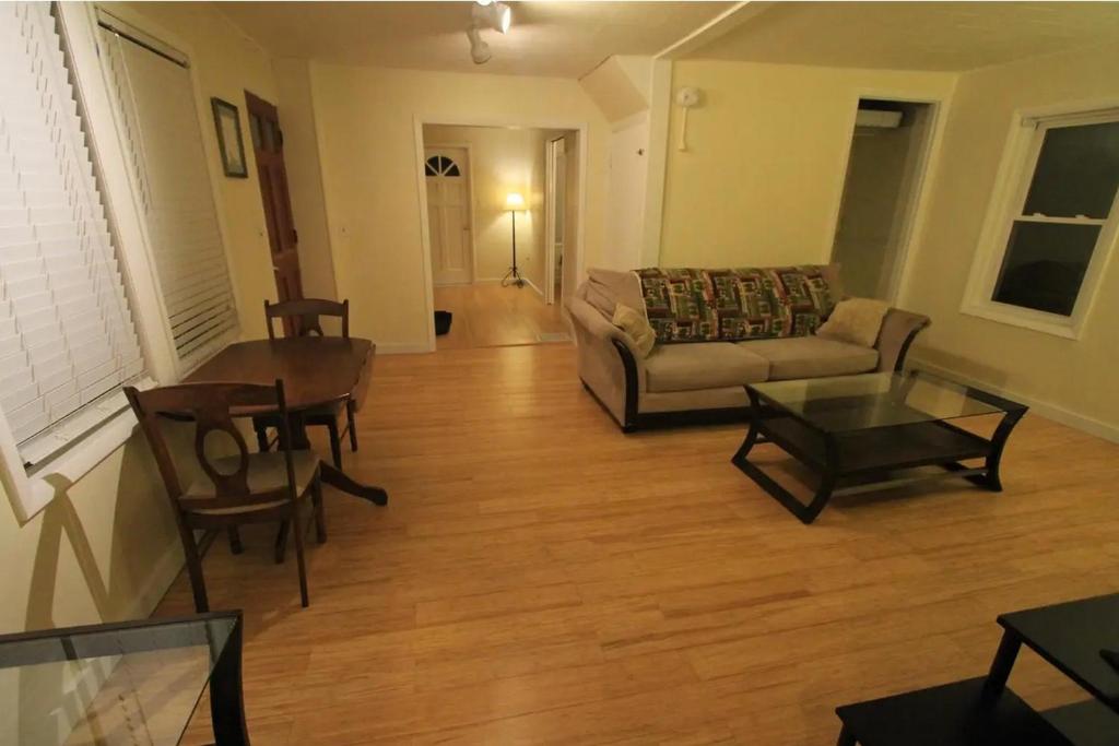 sala de estar con sofá y mesa en Superp South End Apartment en Burlington