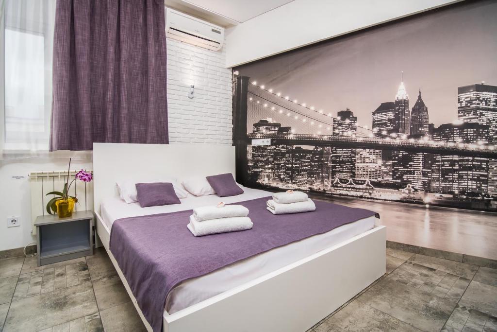 Postel nebo postele na pokoji v ubytování SkyHome Mini-hotel