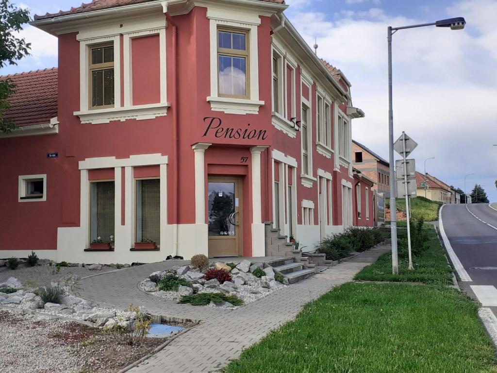 ein rotes Gebäude mit einer Leidenschaft darauf geschrieben in der Unterkunft Pension U pálenice in Hrabětice