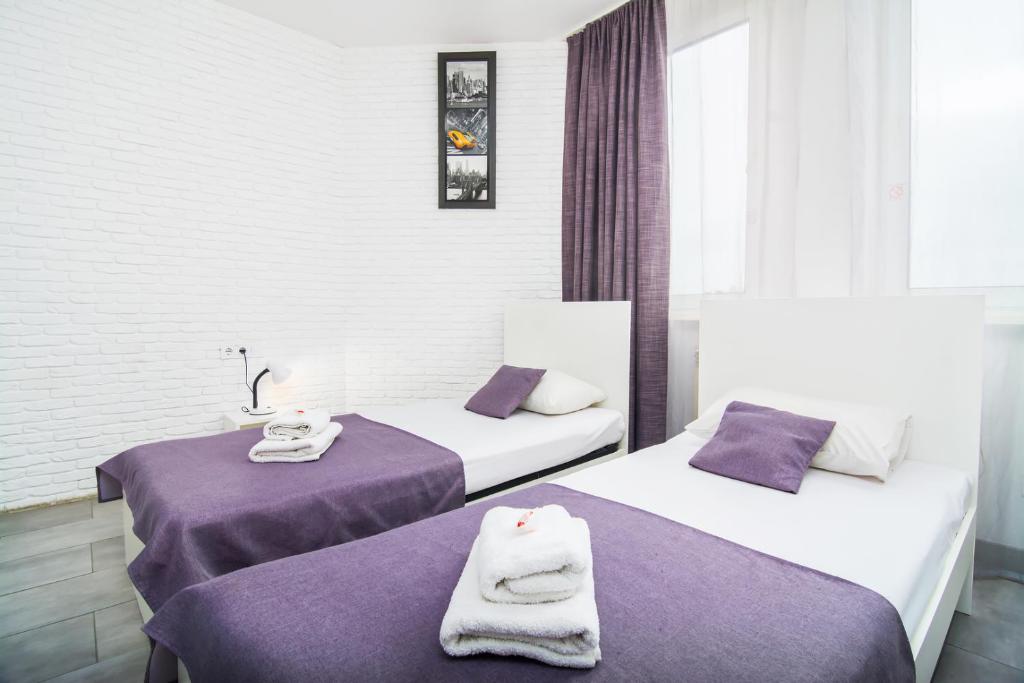 Postel nebo postele na pokoji v ubytování SkyHome Mini-hotel
