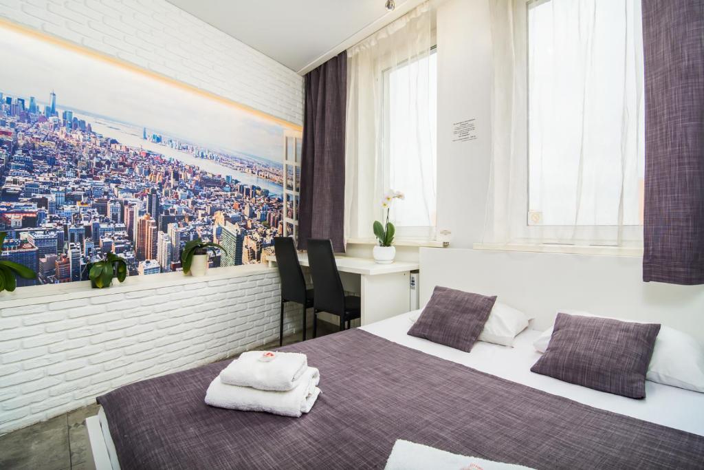 Postel nebo postele na pokoji v ubytování SkyHome Mini-hotel