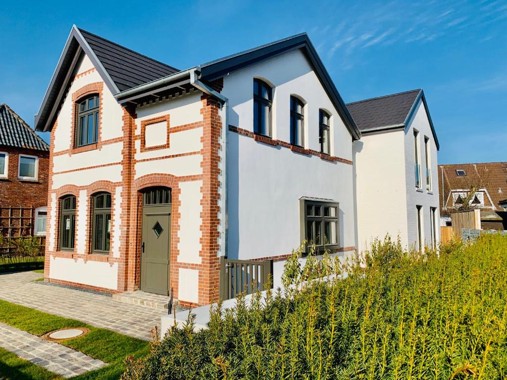 a white house with a black roof at KüstenHüs in Westerland