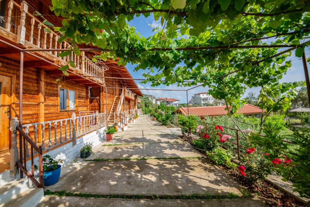 une passerelle dans la cour d'une maison dans l'établissement Guest House Luiza, à Borsh