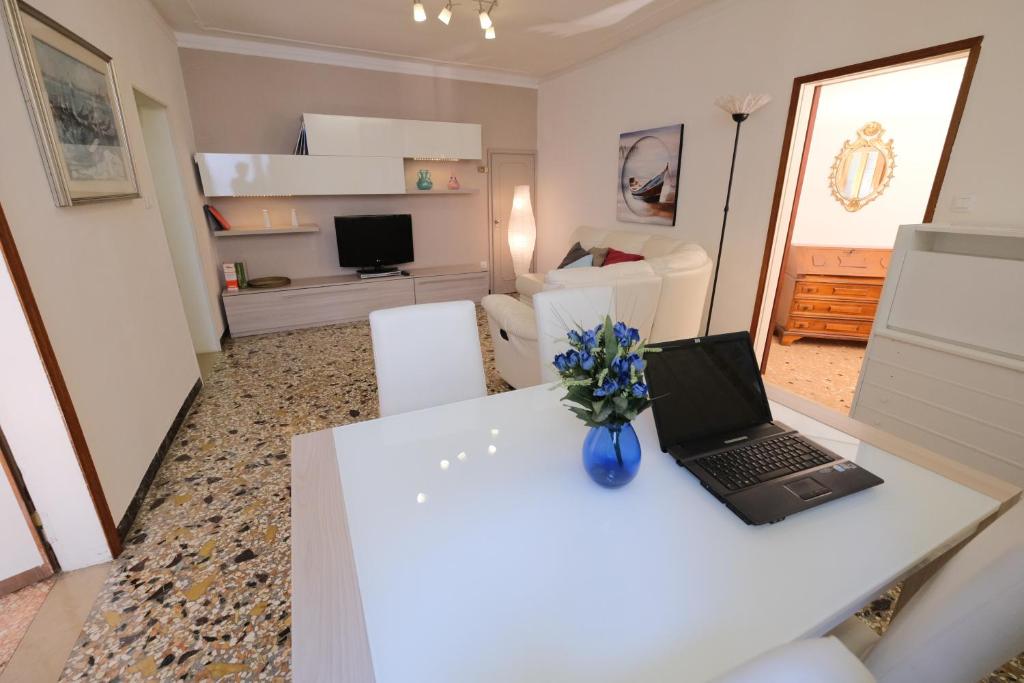 A kitchen or kitchenette at Venice Life