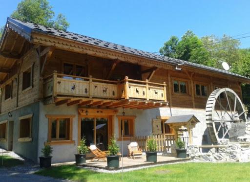 uma casa grande com uma varanda em cima em Chalet la scie em Samoëns