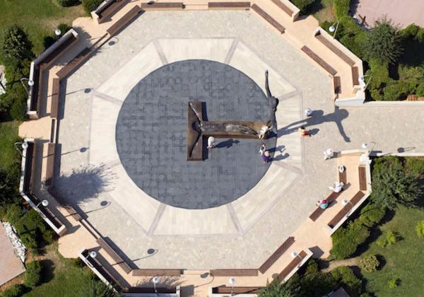 Vue aérienne d'un grand bâtiment avec un avion sur lui dans l'établissement PANSION KATA, à Međugorje