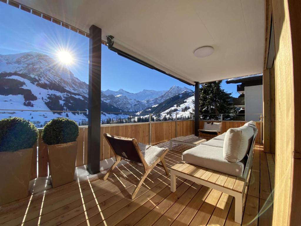 Elle comprend un balcon offrant une vue sur une montagne enneigée. dans l'établissement Apartment Alpenrose by Interhome, à Adelboden