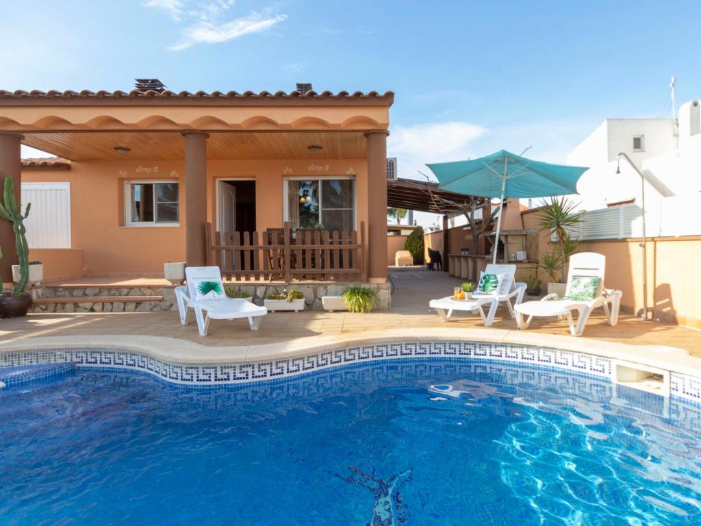 Bazén v ubytovaní Holiday Home Lorena by Interhome alebo v jeho blízkosti
