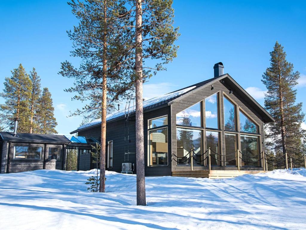 une maison avec de grandes fenêtres dans la neige dans l'établissement Holiday Home Villa gaissa by Interhome, à Raattama