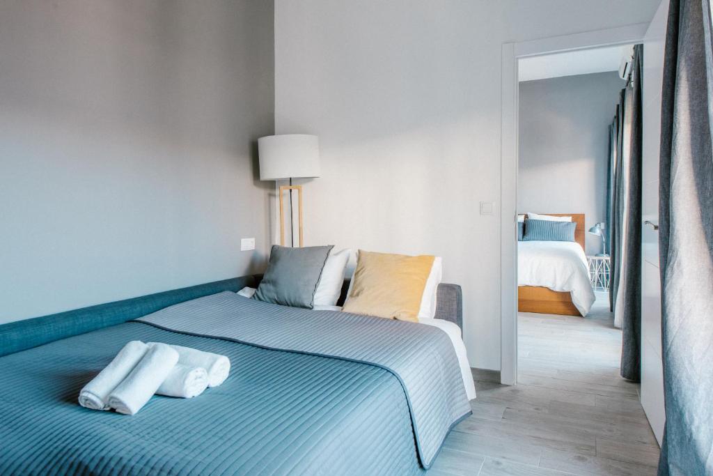 Postel nebo postele na pokoji v ubytování AD32 Apartamento Luminoso a los pies del Puente de Triana