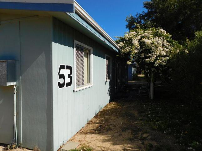 uma casa com o número pintado ao lado dela em Cottage 53 - Topspot Cottages em Jurien Bay