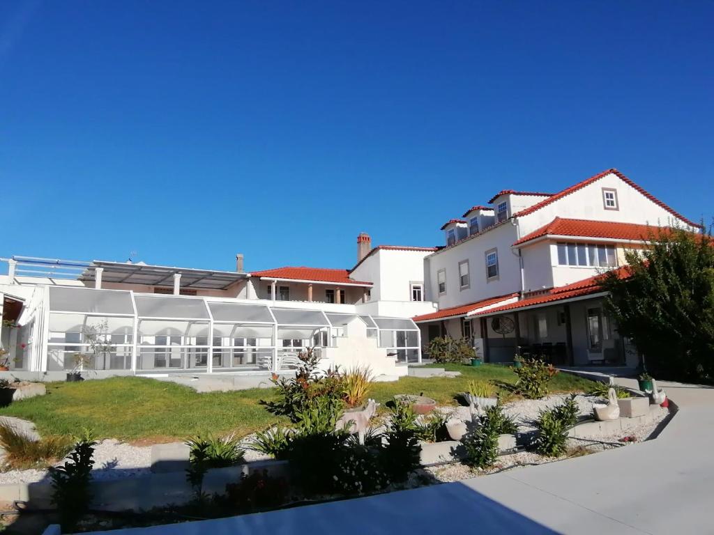 un gran edificio blanco con un jardín delante de él en 9Arches, en Vila Nova de Poiares